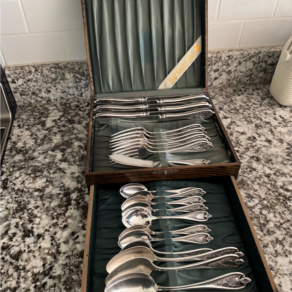 Antique 1847 Rogers Bros Old Colonial XS Triple Plate Silverplate - 24 Pieces